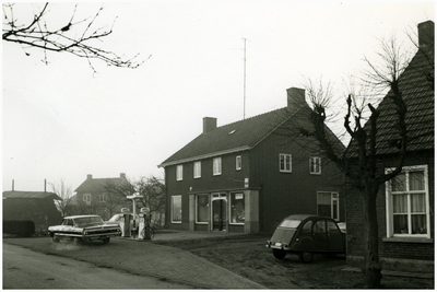 49486 Winkel, timmerplaats en benzinepomp van Cranenbroek. Budel, circa 1960