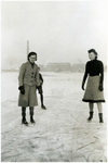 49529 Schaatsen op het Ringselven met Fien Verheijden en Thea Brugmans met op achtergrond de zinkfabriek Budel-Dorplein, 1941