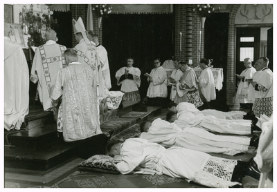 49541 Priesterwijding in Budel door bisschop Bekkers, 20-07-1957