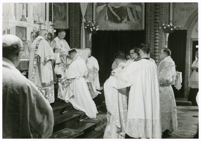 49542 Priesterwijding in Budel door bisschop Bekkers, 20-07-1957