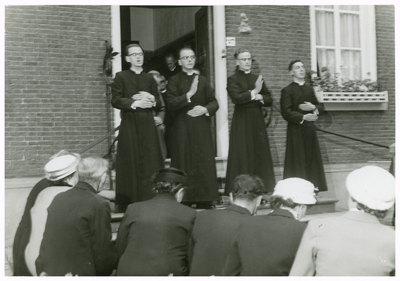 49543 Priesterwijding in Budel door bisschop Bekkers, 20-07-1957