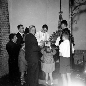 49544 Theo Kuipers doopt in O.L.V. Visitatiekerk in Budel zijn nichtje, ca. 1957