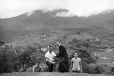 49550 Pater Theo Kuipers, Budel. Werken in de missie in de bergen van Brazilië, ca. 1958