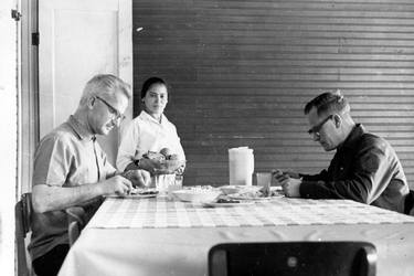 49556 Pater Theo Kuipers, Budel. Lunch met collega in Brazilië, ca 1960