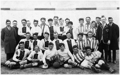 49569 BSV voetbalclub Budel, met staand rechts (met kuif) Driek Wijnen (kleermaker), 1935