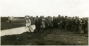 49675 Koningin Wilhelmina inspecteert troepen langs kanaal Weert Budel-Dorplein, 1937-1938