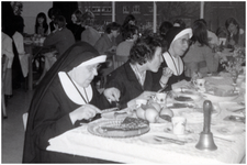 49716 Huishoudschool, achter St. Anna school, bij de zusters van Liefde in Budel. Feestdis met de leerlingen., 1955-1962