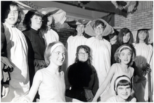 49717 St. Anna-school, huishoudschool bij de zusters van Liefde in Budel. Feest met de leerlingen., 1955-1962