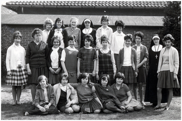 49744 St. Anna-school, Budel, huishoudschool klassenfoto, ca 1965 - 1970