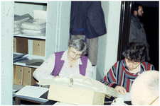 49786 Archiefwerk gemeente Budel met Elly Labohm. Begin van de werkgroep genealogie van de Heemkundekring Baronie van ...