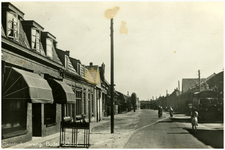 49813 Winkel met bakkerij van Sjef en Bertha Strick-van Gelder en daarnaast cafe H. van Vlierden, Budel-Schoot, ca. 1948