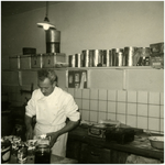 49823 Martien Kruijsen in zijn bakkerij en bakkerswinkel, Budel-Schoot