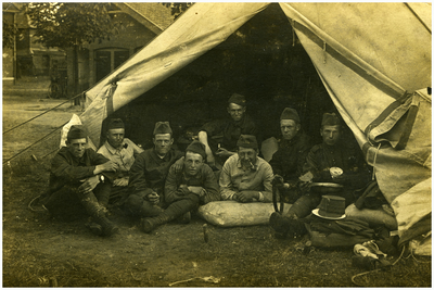 49829 Militairen in Venlo met o.a. Frans van Ham uit Budel, circa 1920