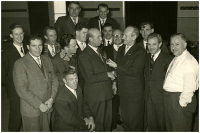 49835 Oud strijders, Budel, in het midden Jan Geboers die een medaille heeft ontvangen. Rechts Jan Bakens, 1945-1950