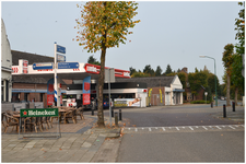 49915 Kruispunt Stationsweg-Kerkstraat / Moonslaan Maarheeze, met links cafe Hof van Holland, en benzinepomp van ...