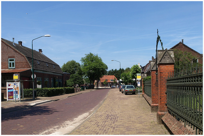 49925 Zicht op de Dorpsstraat in Soerendonk, met links smederij Brugmans, en rechts het herkwerk van RK Kerk St. Joan, 2017