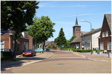 49926 Zicht op de Dorpsstraat in Soerendonk, met rechts RK Kerk St. Joan, 2017