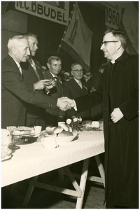50247 NCB Boerenbond. Jubilarissen boerenbond worden gefeliciteerd door pastoor van Budel 60 jarig bestaan, 1960