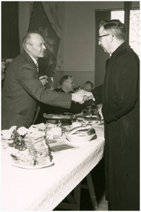 50250 60 jarig bestaan NCB, Budel. Voorzitter Pauw Compen wordt gefeliciteerd door pastoor, 16-09-1960