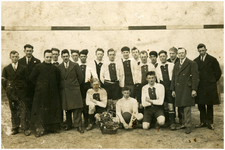 50305 Voetbalvereniging RKBVV Budel: staande van rechts naar links, 2e van rechts scheidsrechter Driek Wijnen, staand ...