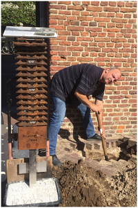50734 Plaatsing oorlogsmonument 'Sporen uit het Verleden' op de Markt in Budel, 20 september 2019