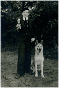 50766 Piet Ras, Gastel, Met hond, circa 1947