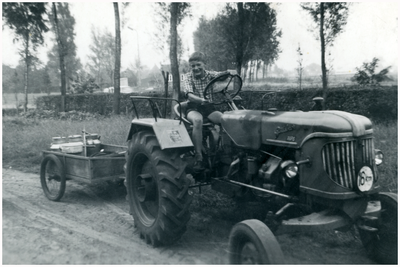 51235 Mart van Og op tractor van Jo van de Wildenberg, Budel, 1962