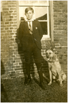 51240 Gerard (Sjraar) van Og met hond, Budel, 1930