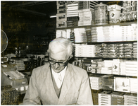 51262 Sjraar van Og in de winkel bij de cheque - out (kassa), 1961