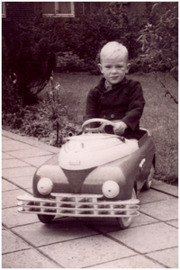 51264 Mart van Og op een autootje, voor de kleuterschool, Budel, 1952