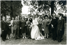 51292 groepsfoto bij huwelijk Henk en Jeanette Kosman van der Zandt, budel, 1964