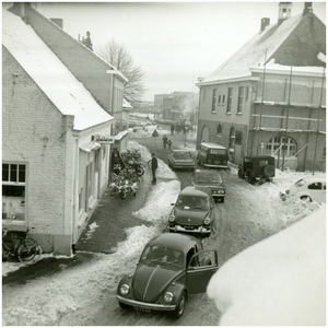 51433 Zicht op Scheepenhuis (in de steigers) met links schoenmaker Mansvelt en café van Vlierden, Budel , circa 1960