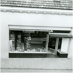 51434 Etalage bakkerij van Winkel, Budel, circa 1960
