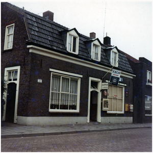 51436 Woonhuis en kapperszaak van fam. van der Wielen, Budel, circa 1960