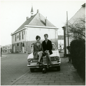 51439 Nel Maas en Nel van Winkel poseren voor het Schepenhuis Budel, circa 1960