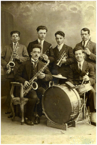 51486 Het Dorpleins orkestje onderdeel van de Harmonie ‘Les Echo’s de Dorplein’ in 1925, Budel-Dorplein. Bestaande uit ...