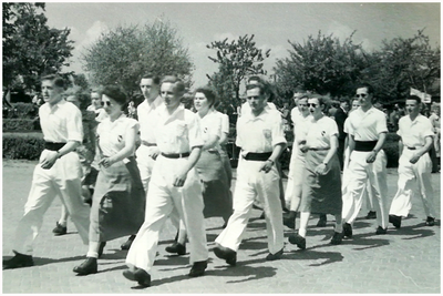 51497 De wandelclub van Budel-Dorplein ‘VDO’ tijdens hun eerste officiële wandeltocht op 11 mei 1952 te Budel. ‘VDO’ ...