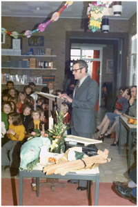 51514 Afscheid meester Jan van Weegberg op de St. Franciscusschool, Budel  , 1977/1978