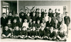 51526 St. Franciscusschool, Budel. Klassenfoto van de 4de klas schooljaar 1964-1965, 1964-1965