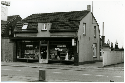 51550 Een wandeling door Budel-Schoot (VIII). Drogisterij Van Gils aan de Grootschoterweg 126 in 1981