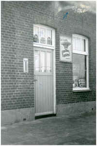 51558 Een wandeling door Budel-Schoot (VIII). Het snoepwinkeltje aan de Grootschoterweg 132, 1960