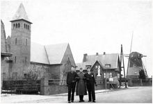 51625 Antoon Roost (Budel), krijgsgevangene in Duitsland tijdens de Tweede Wereldoorlog, rechts op de foto met zijn ...