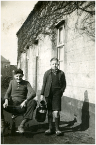 51629 Antoon Roost (links op de foto), krijgsgevangene in Duitsland tijdens de Tweede Wereldoorlog, Budel-Schoot, begin ...