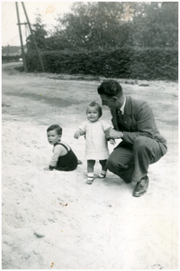51631 Antoon Roost, krijgsgevangene in Duitsland tijdens de Tweede Wereldoorlog, met dochter Lies en zoon Harrie, ...