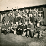 51634 Antoon Roost (Budel) en Ties van der Putten (Budel) met andere krijgsgevangenen voor hun barak in Duitsland