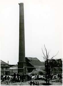 51759 Sloop thermische fabriek KZM, 1ste poging opblazen van schoorstenen zinkfabriek, Budel-Dorplein, 9-11-1974