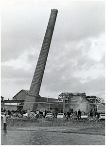 51761 Sloop thermische fabriek KZM, opblazen van schoorstenen zinkfabriek, Budel-Dorplein, 9-11-1974