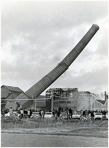 51762 Sloop thermische fabriek KZM, opblazen van schoorstenen zinkfabriek, Budel-Dorplein, 9-11-1974