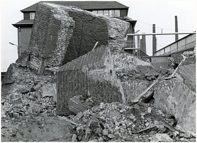 51763 Sloop thermische fabriek KZM, opblazen van schoorstenen zinkfabriek, Budel-Dorplein, 9-11-1974