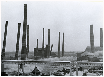 51765 Sloop thermische fabriek KZM, opblazen van schoorstenen zinkfabriek, Budel-Dorplein, 9-11-1974